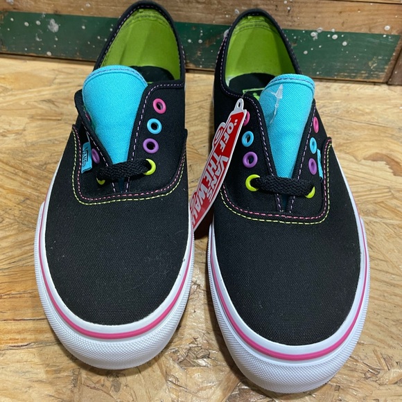 Super cute brand new in box girls Vans Authentic. Size 2.5 . - Picture 2 of 5